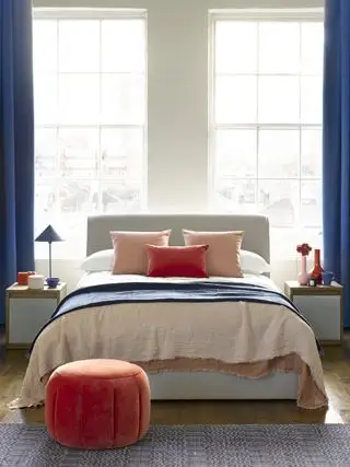 Soverom med nattbord og ottomansk seng fra sofa.com