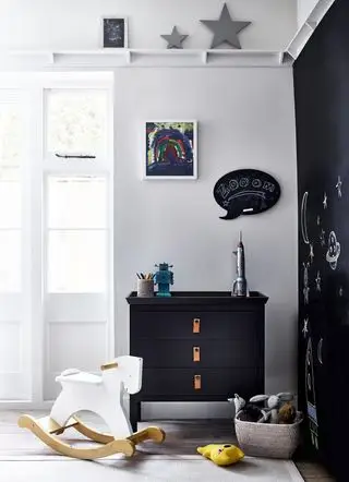 dormitorio para niños con esquema en blanco y negro, cómoda negra, pizarra negra con dibujos