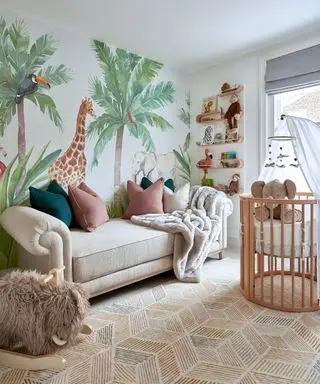 Un dormitorio infantil con un mural que representa animales salvajes en una sabana y muebles y detalles de madera neutra.