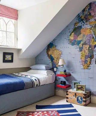 Ideas de dormitorio para niños con una combinación de colores azul, blanco y rojo con una pared llamativa con un mapa del mundo.