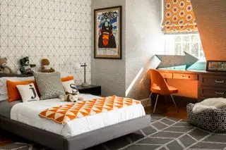 chico naranja y gris