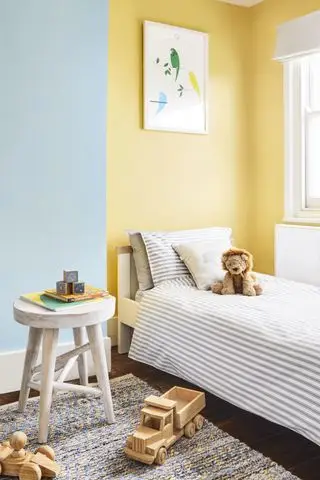 chico azul y amarillo
