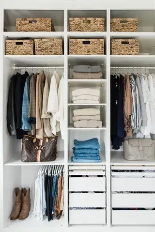 Anastasia Casey organisert garderobe