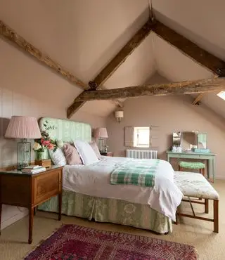 Traditionelle Schlafzimmerideen – Schlafzimmer in Rosa und Grün in einem Landhaus mit Holzbalken