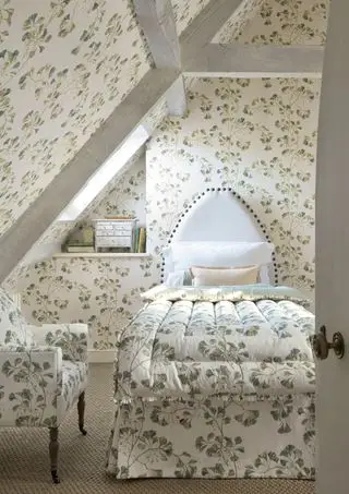 Colefax- und Fowler-Blattdrucke in einem Cottage-Schlafzimmer