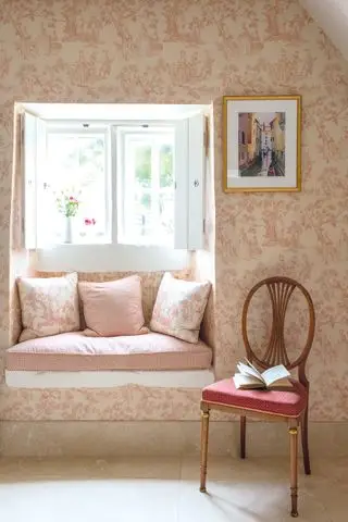 Traditionelle Schlafzimmerideen – Fensterplatz in Toile de Jouy in traditioneller Raumaufteilung