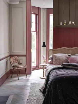 Schlafzimmer mit einer Auswahl an Rosa-, Rot- und Weißtönen gestrichen