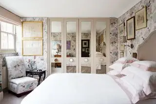 Lila Schlafzimmer mit verspiegelten Einbauschränken