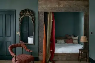 Kleines Schlafzimmer mit Einfassung von Thurston Design