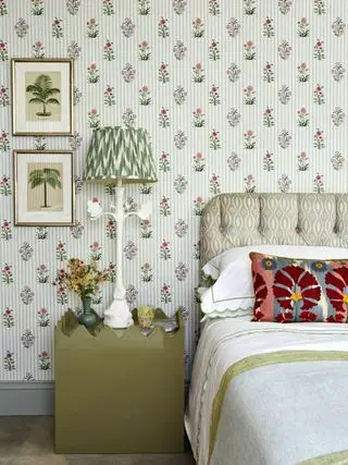 Quirky soverom med mønstret Dado Atelier tapet, sengegavl og puter