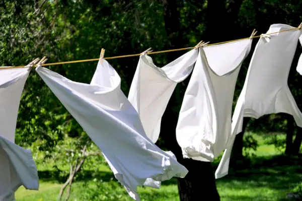 Você lava roupas brancas em água quente ou fria?