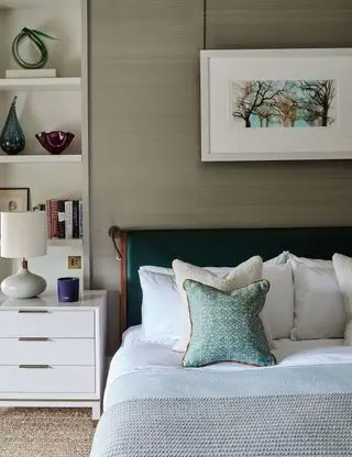 Graue Schlafzimmerideen mit strukturierter Wand und Stauraum im Schlafzimmer
