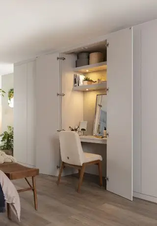 Písací stôl skrytý v spálni