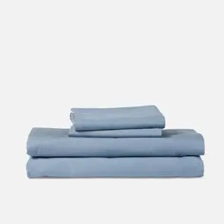 Melhor roupa de cama empilhada em fundo liso