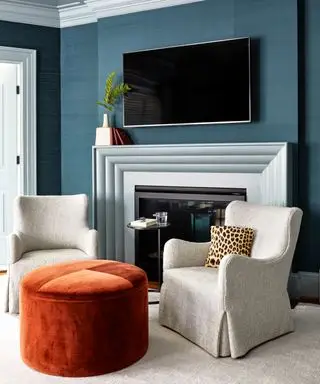 Onde colocar uma TV no quarto? Como minimizar sua presença ou torná-la um recurso de design de destaque