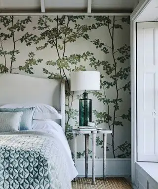 Camera da letto con carta da parati floreale verde