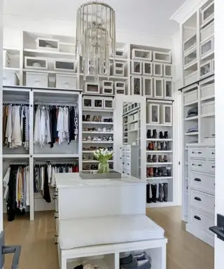 hvidt soveværelse walk in closet af Brad Ramsey