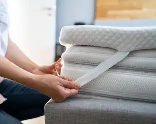 Slik forhindrer du at en overmadrass glir: 6 ekspertmåter for å sikre sengen din