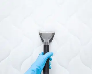 Gant en caoutchouc pour les mains et passer l'aspirateur sur la surface du surmatelas