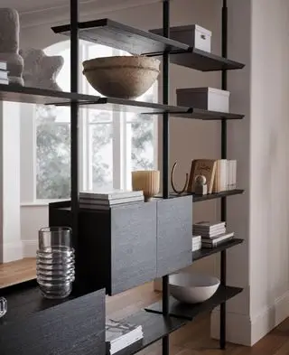 Scaffale modulare pieno di sculture e libri