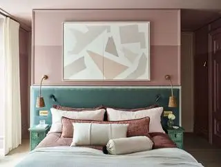 Camera da letto rosa con testiera verde acqua