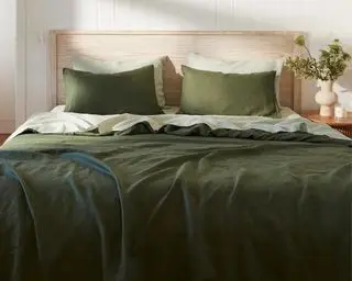 Beste grüne Bettwäsche auf dem Bett