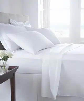 침실에 흰색 침구와 베개