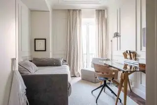 Camera degli ospiti neutra con divano letto