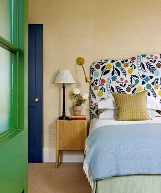 camera da letto con rivestimento murale in tela e letto con testiera fantasia