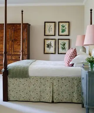Un esempio di idee per la camera degli ospiti che mostra un letto a baldacchino con lenzuola verdi e bianche e quadri sul muro