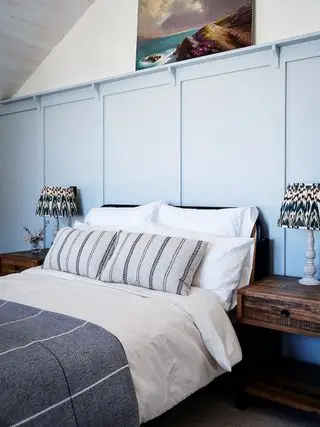 camera da letto con pannelli blu