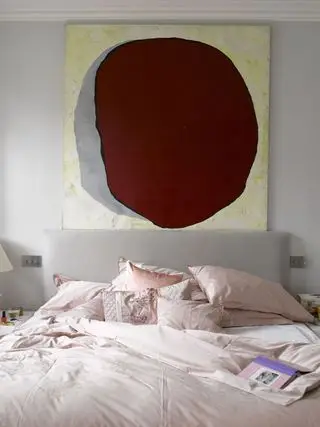 Grandes obras de arte sobre la cama.