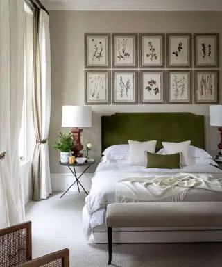 Dormitorio con pared tipo galería sobre la cama.