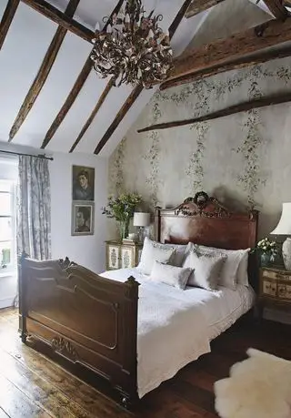 ¿Deberías colgar arte encima de tu cama? 5 formas de convertir este espacio en blanco en una obra de arte