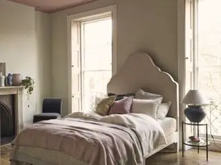pink og sten soveværelse med kurvet sengegavl, sidebord, skodder, pink loft
