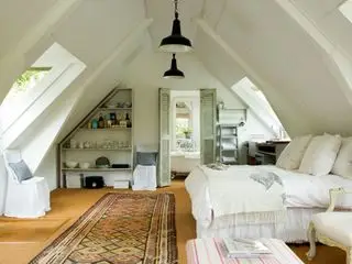 Helles Schlafzimmer im Dachgeschoss im Landhausstil