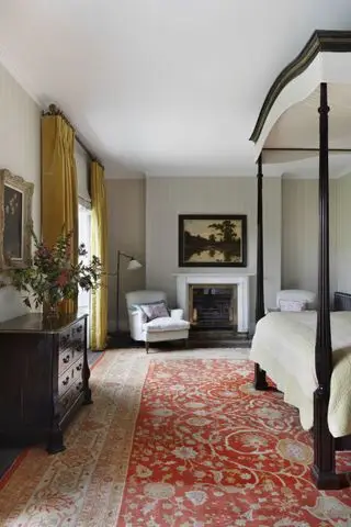 8 Tricks, mit denen Innenarchitekten ein dunkles Schlafzimmer aufhellen