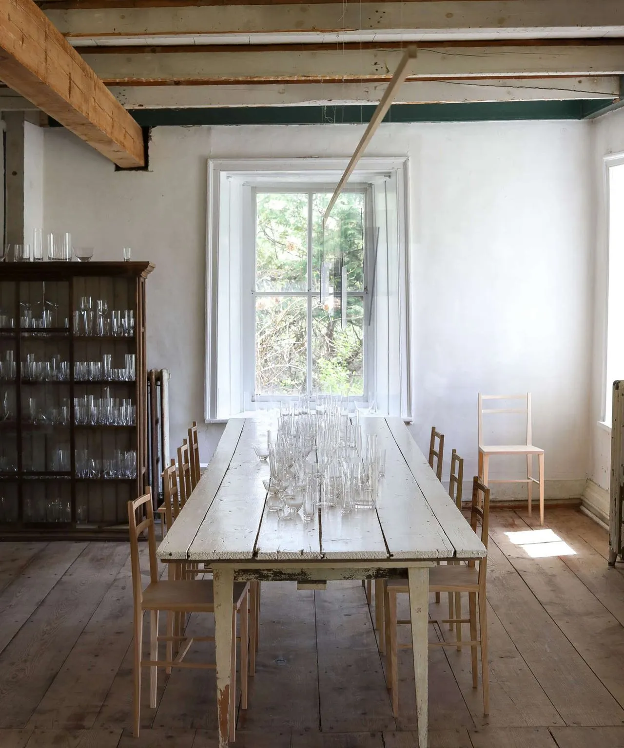 stół pokryty szkłem' loading='lazy' title=