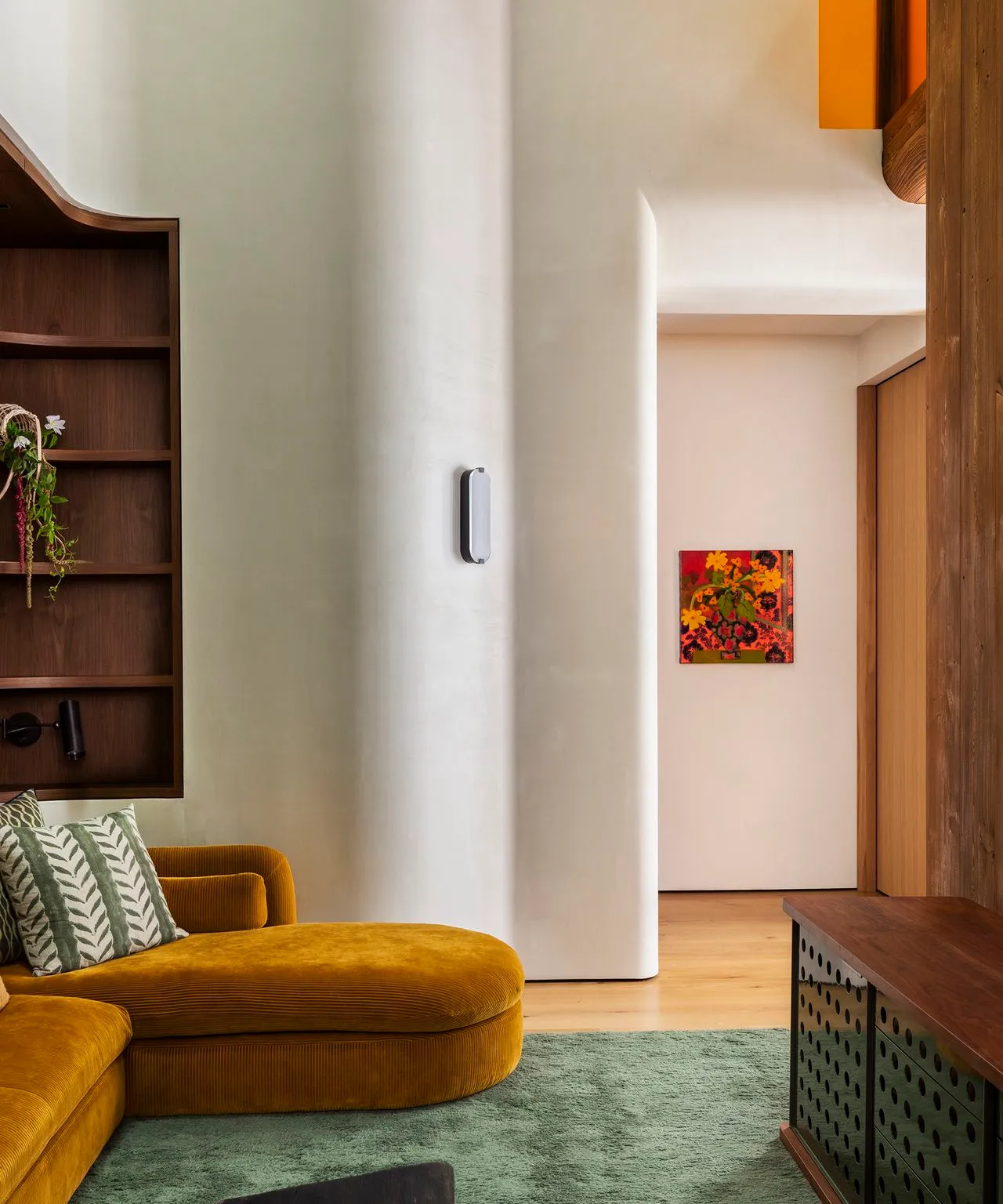 salon ze ścianami z wapna i żółtą sofą' loading='lazy' title=