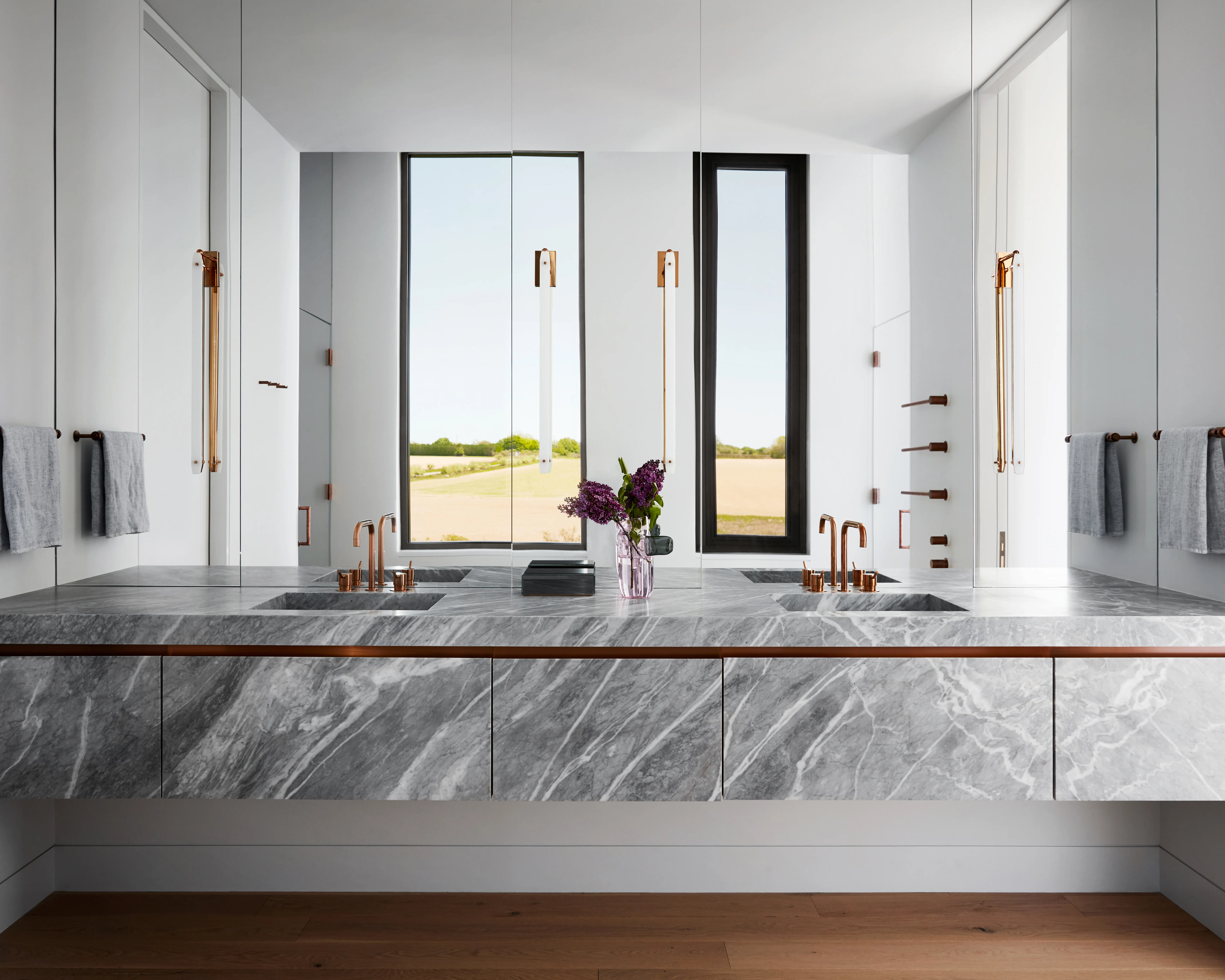 duża biała łazienka z dużą szafką z szarego marmuru' loading='lazy' title=