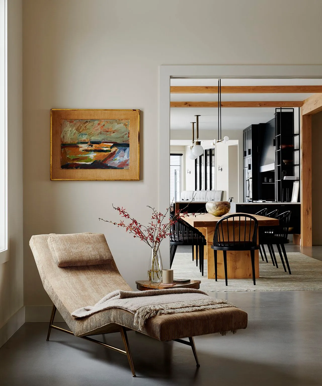 szezlong w rogu salonu, patrząc przez drzwi do kuchni z jadalnią za nimi' loading='lazy' title=