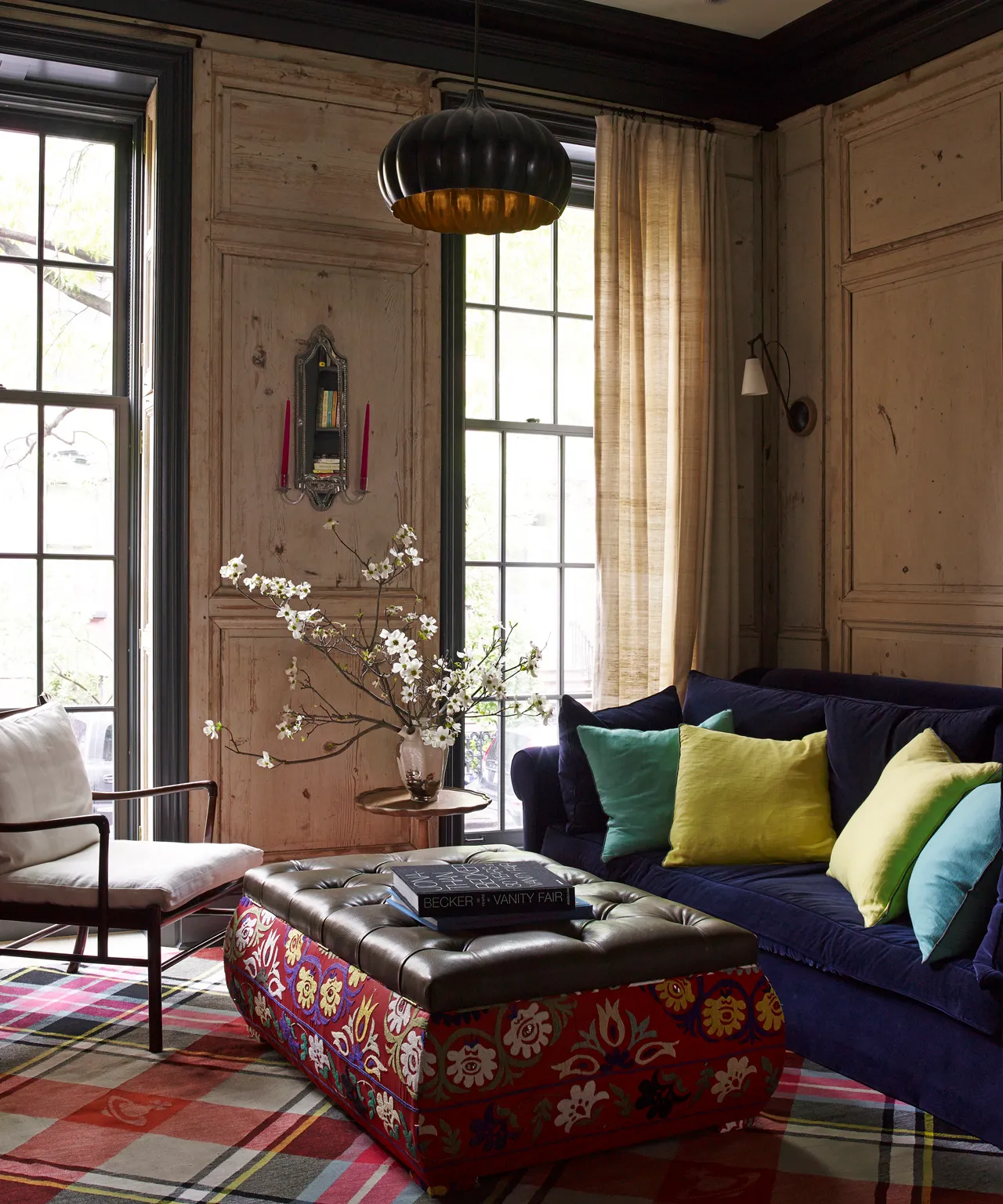 salon z panelami boiserie i wzorzystą otomaną' loading='lazy' title=