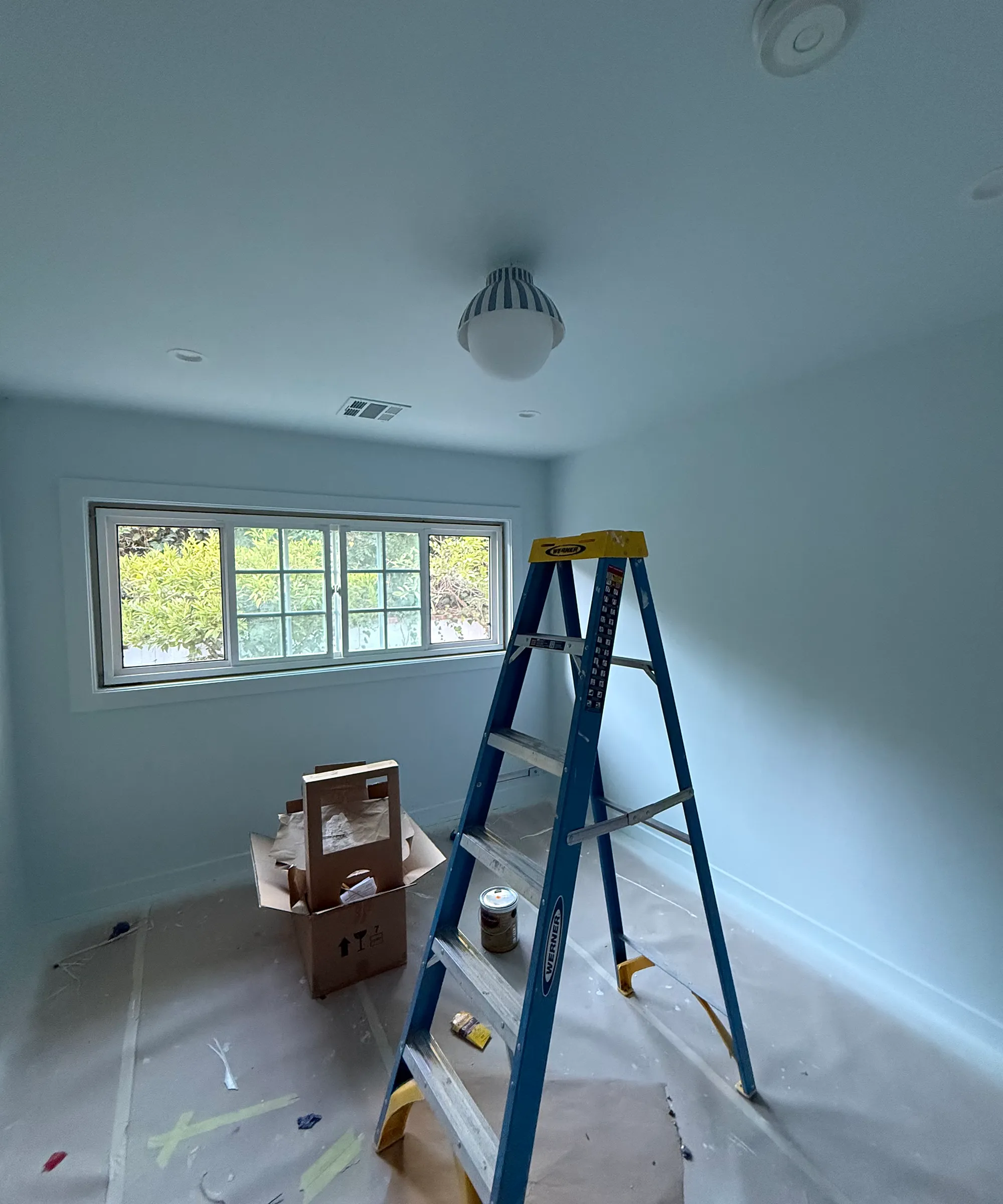 sypialnia właśnie została pomalowana z drabiną pośrodku' loading='lazy' title=