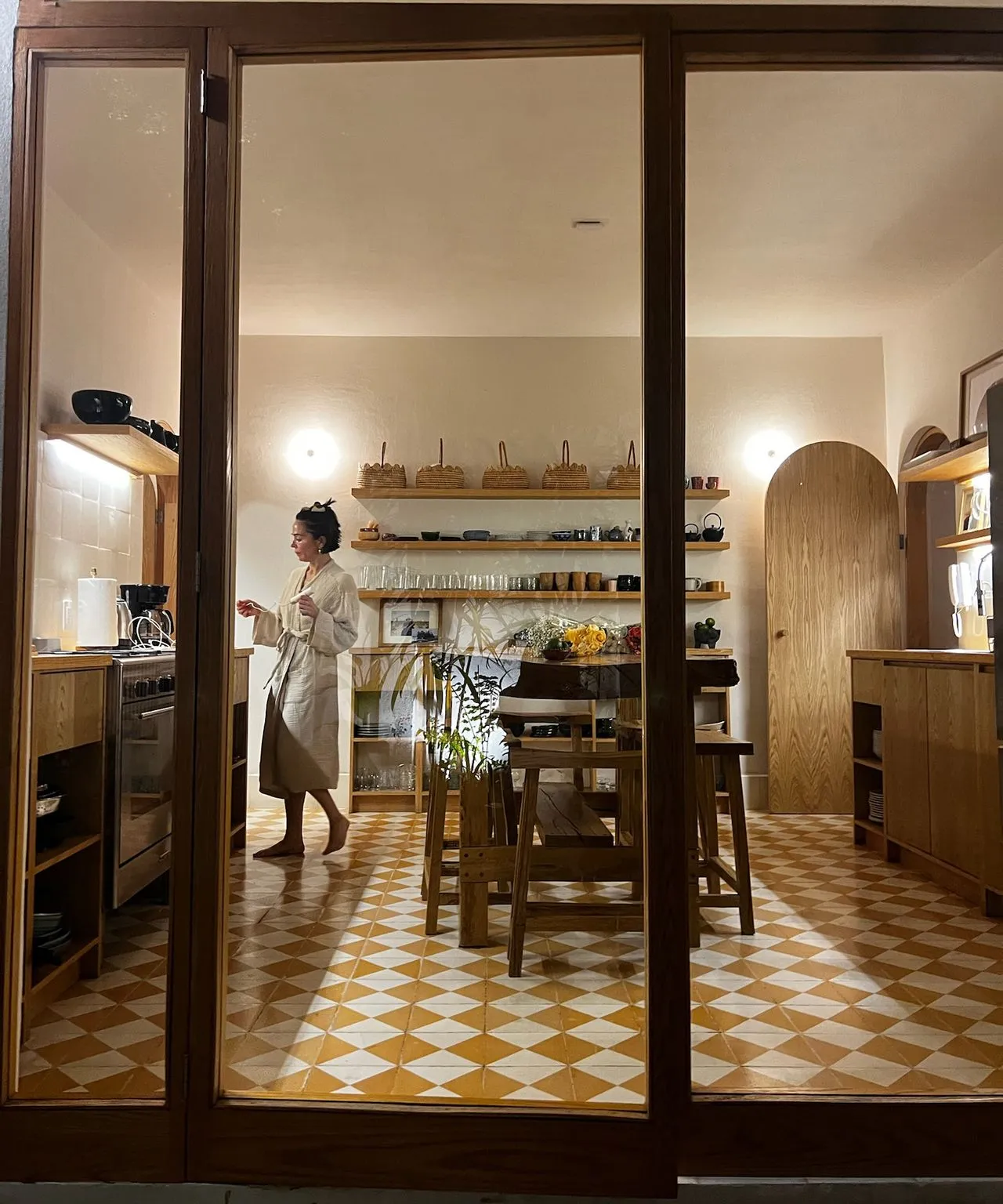 Front sklepu w Meksyku z widokiem na sklep wypełniony drewnianymi deskami' loading='lazy' title=