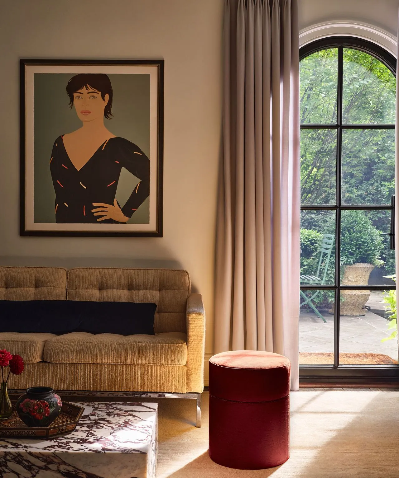 salón con cortina gris en la ventana y luz del sol filtrándose' loading='lazy' title=