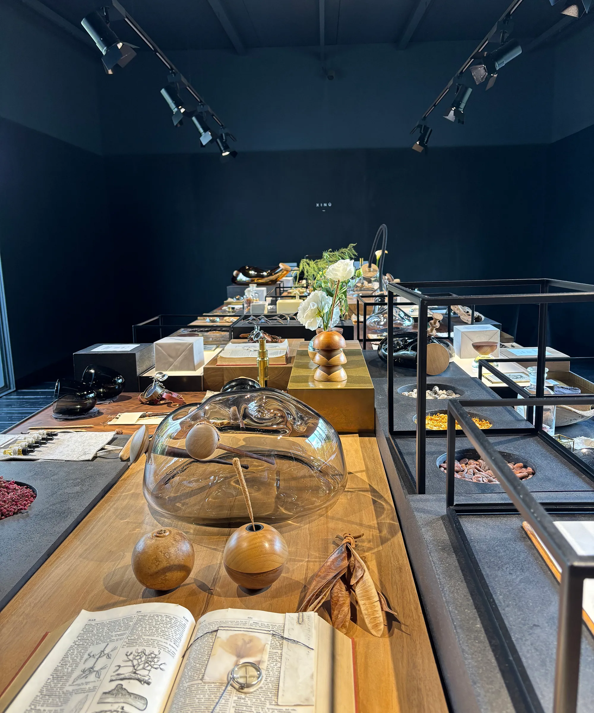 Tisch gefüllt mit gesammeltem Wohndekor' loading='lazy' title=