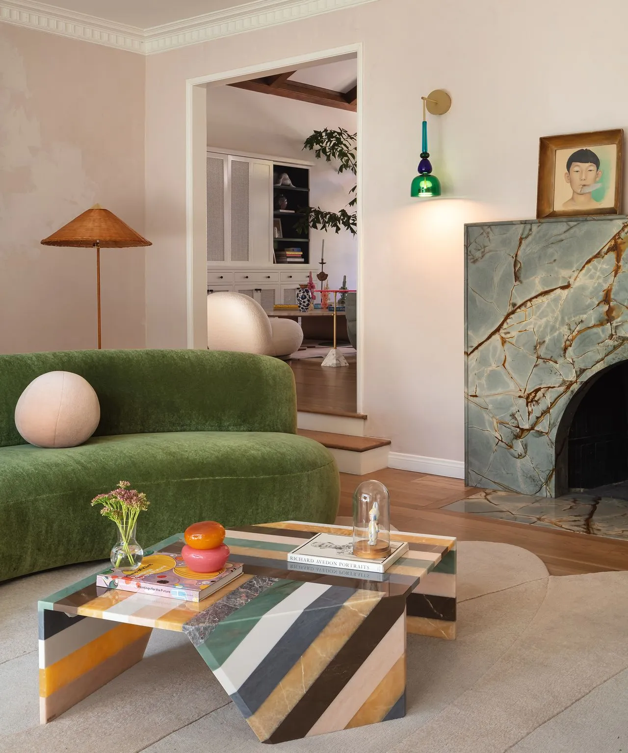 soggiorno con divano verde e tavolino a righe' loading='lazy' title=