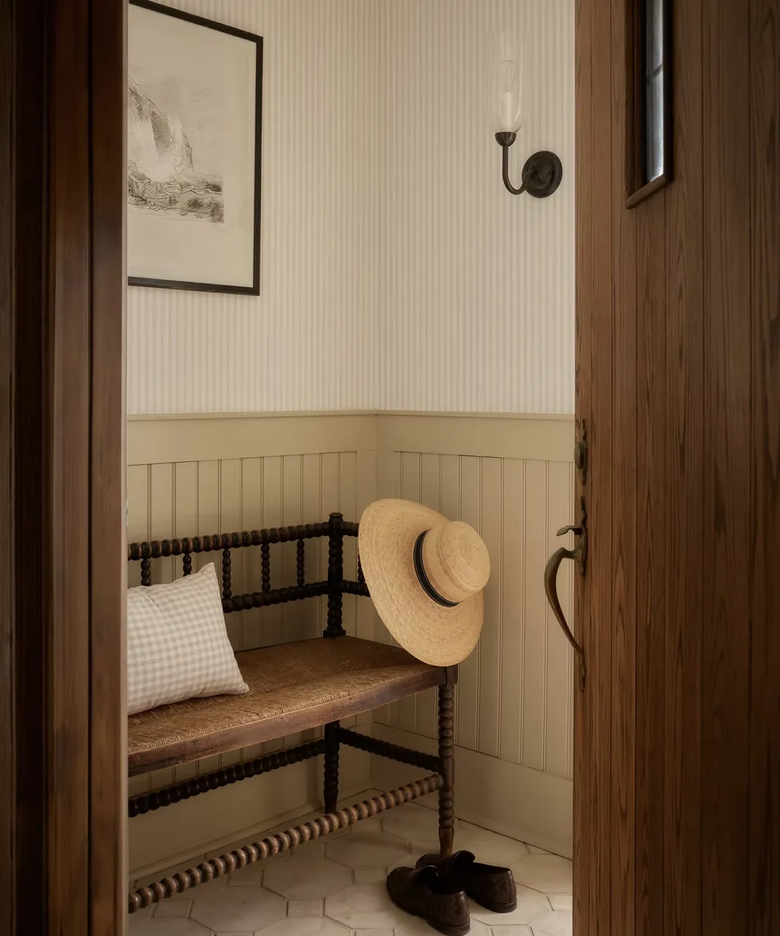 ingresso con panca e pannelli in legno' loading='lazy' title=