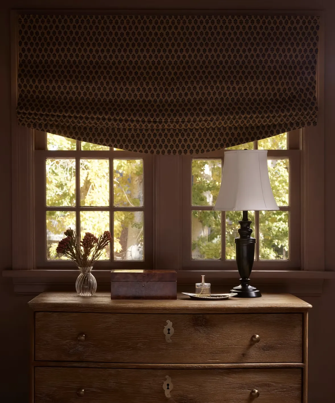 cassetti di legno in una finestra con fiori in un vaso sopra di esso' loading='lazy' title=