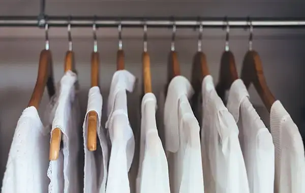 Lista di controllo per il disordine del guardaroba: 8 oggetti che non appartengono al tuo armadio